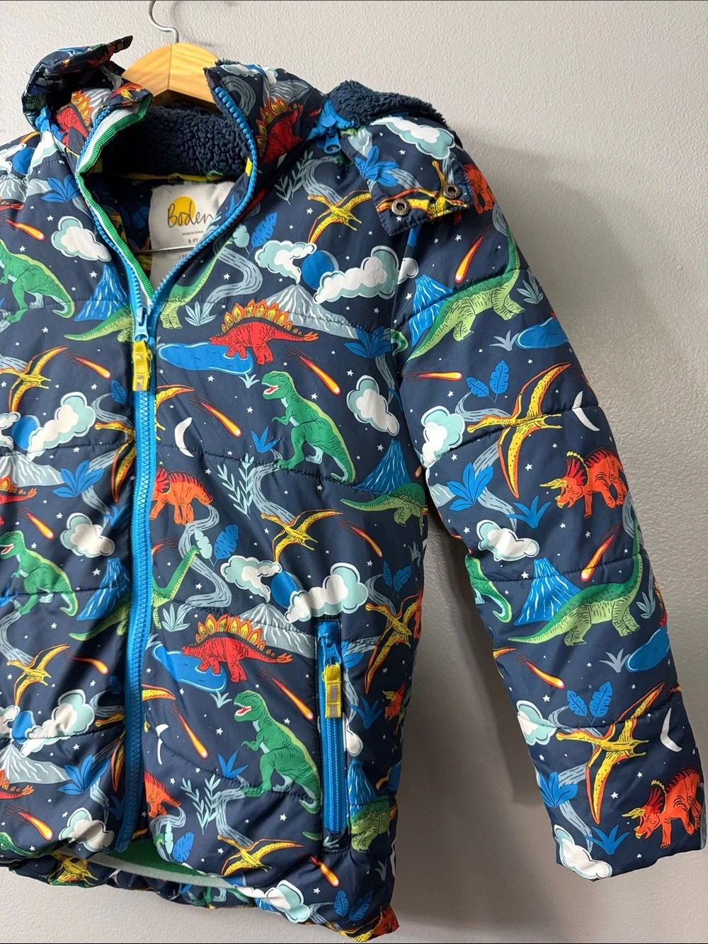 Boden Navy Dino-Print Puffer Jacket with Bright Multicolor Dinosaurs 8/9